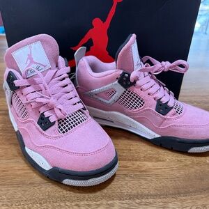 Air Jordan 4 Retro in Orchid, women’s 7, girls 5.5Y